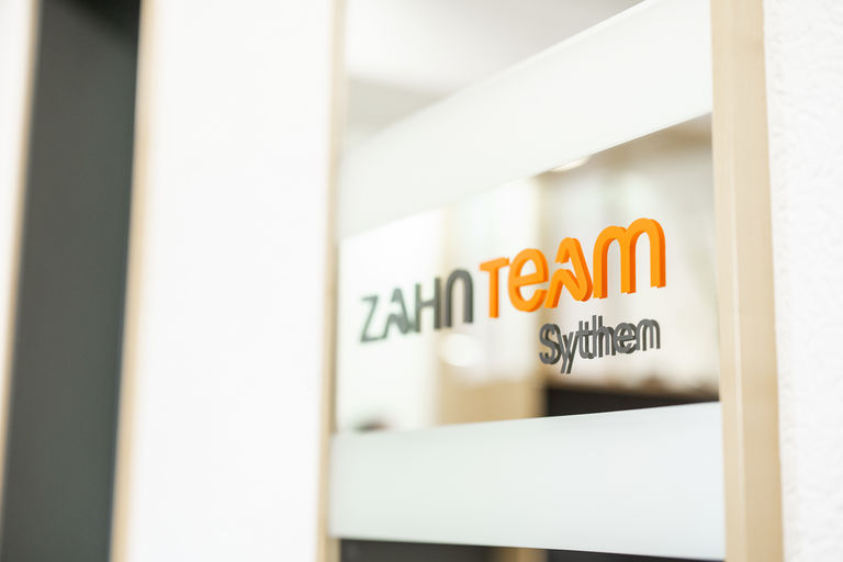 Spiegelbeklebung mit Logo Zahnteam Sythen by M:Brands Spiegelbeklebung Zahnteam Sythen