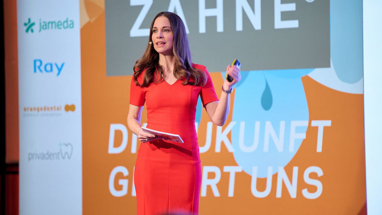 Moderatorin Kristina Sterz bei ALLES AUSSER ZÄHNE 2024